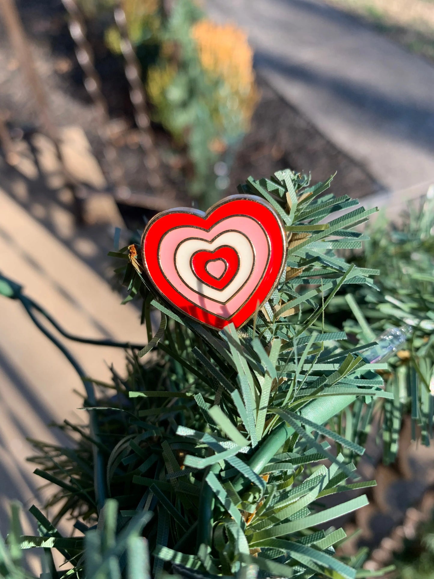 Rainbow Gradient Heart Pin - Red Daisie